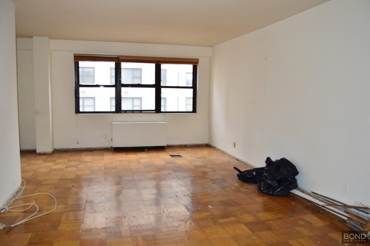 Building Photo - 400 E 89th St