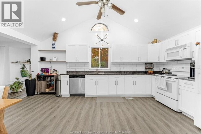 Photo du bâtiment - 1595 Sprucewood Ave