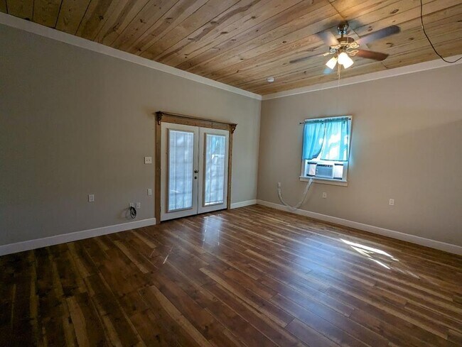 Building Photo - 193 S Valley Dr