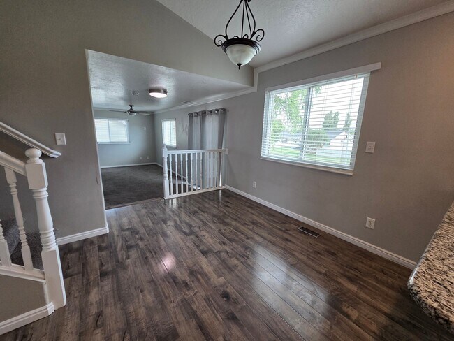 Building Photo - 247 Vineyard Way N