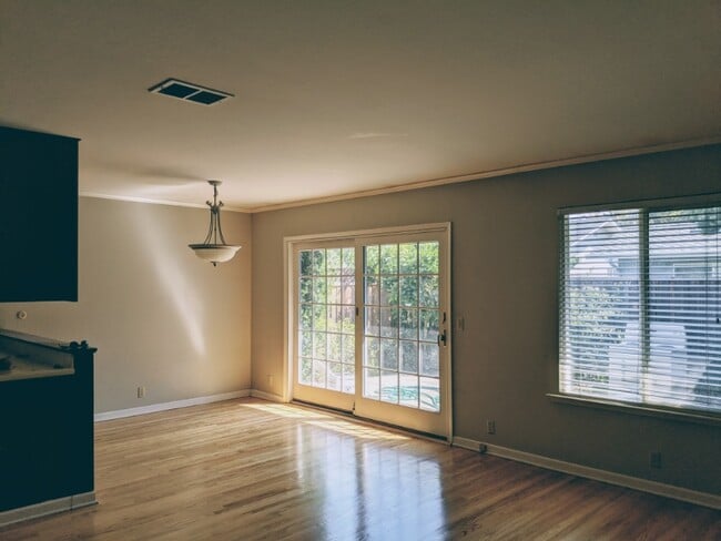 Building Photo - 2226 Riordan Dr