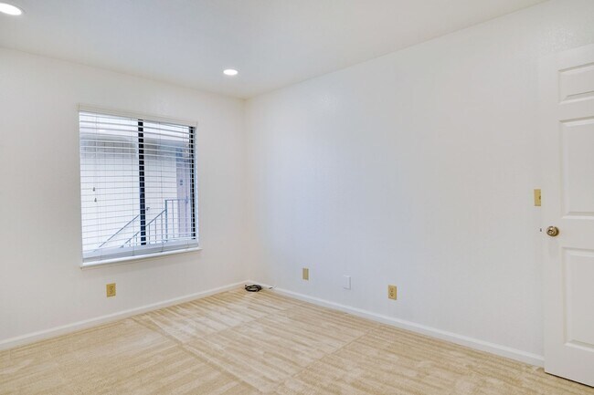 Foto del edificio - Spacious condo available in desirable Newpark Village community!