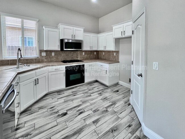 Building Photo - 2143 S Shirley Ave