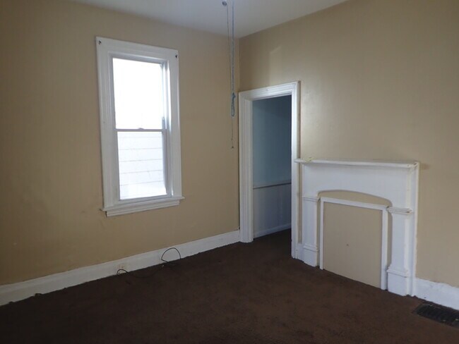 Building Photo - 2 story home includes 2 bedrooms, 1 bath ~