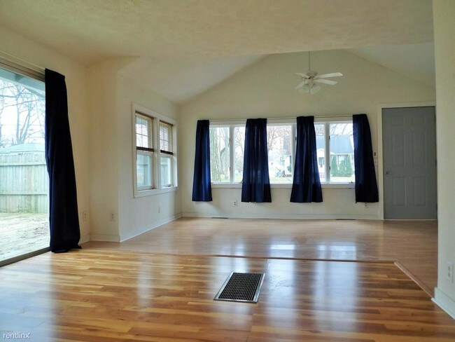 Foto del edificio - 338 Goguac St W