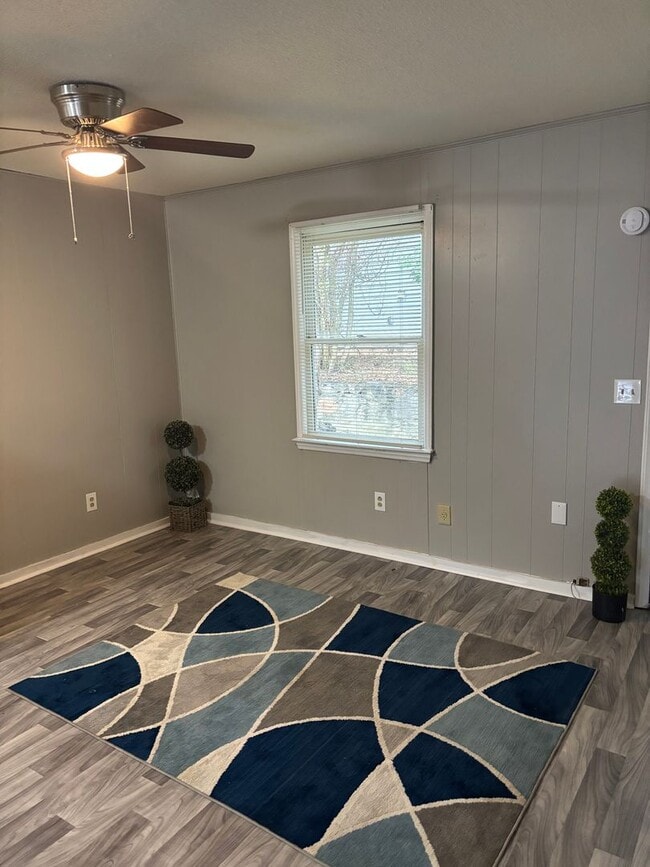 Building Photo - 390 N King St