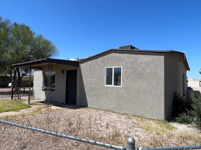 Building Photo - 3 Bedroom 2 Bath Home! close to the UofA!