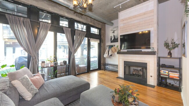 Foto del edificio - 1070 W 15th St