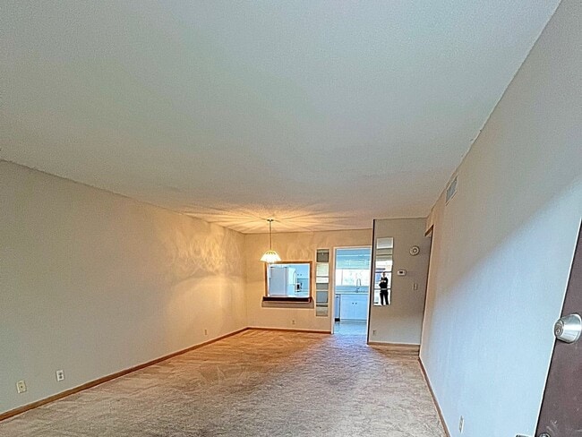 Building Photo - 2 Bedroom Townhome in Las Vegas