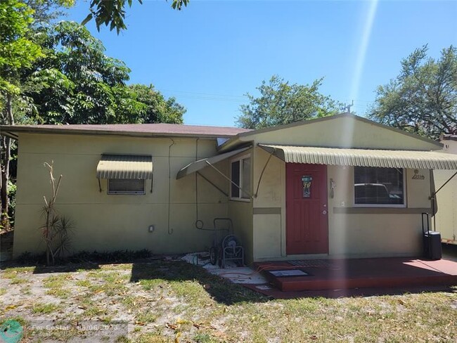 Building Photo - 2534 Taft St