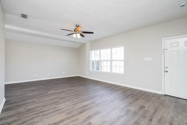 Building Photo - 331 Lake Forest Dr