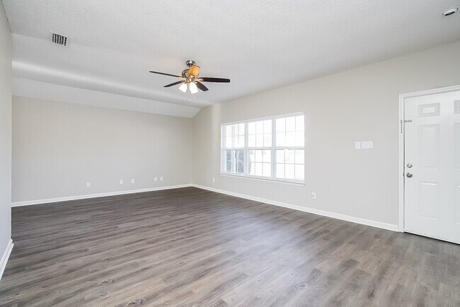 Foto del edificio - 331 Lake Forest Dr