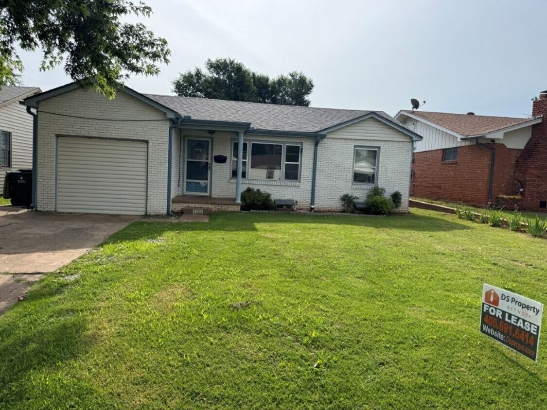 Foto principal - 3 bed 1 bath in Chickasha! Cute, clean and...