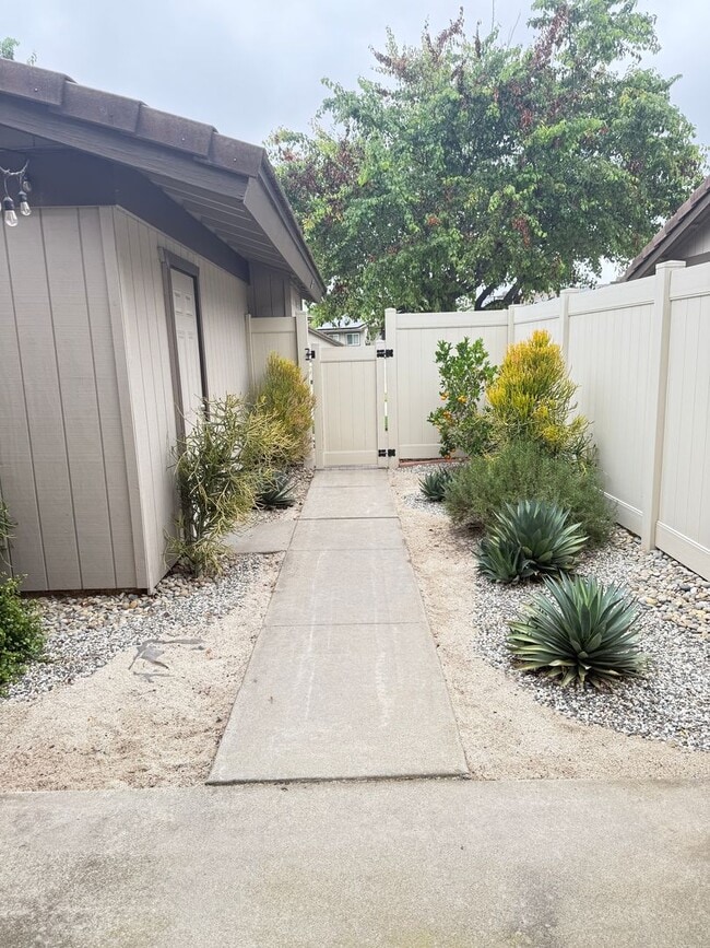 Building Photo - Spacious 4 bedroom condo backs to Westwood...