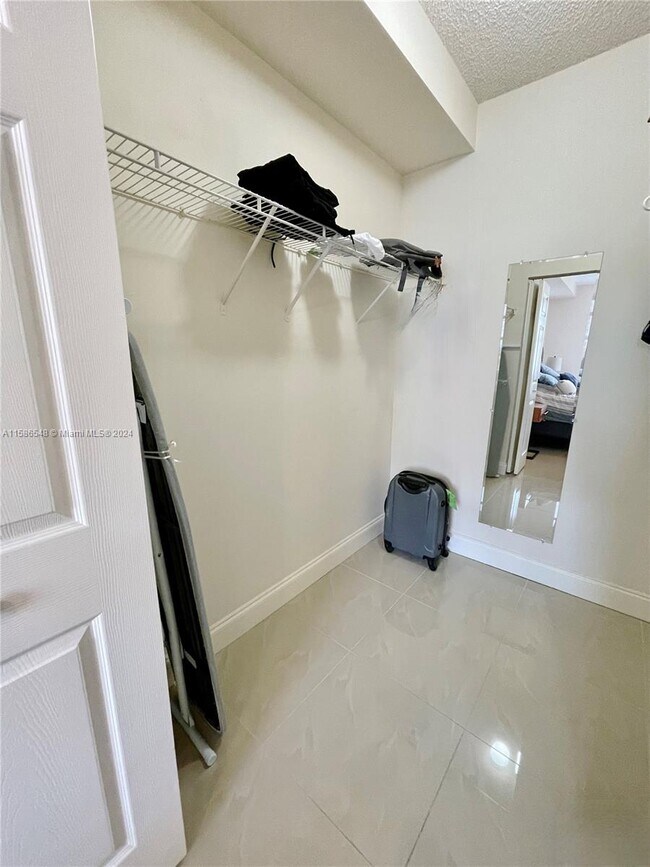 Foto del edificio - 17150 N Bay Rd