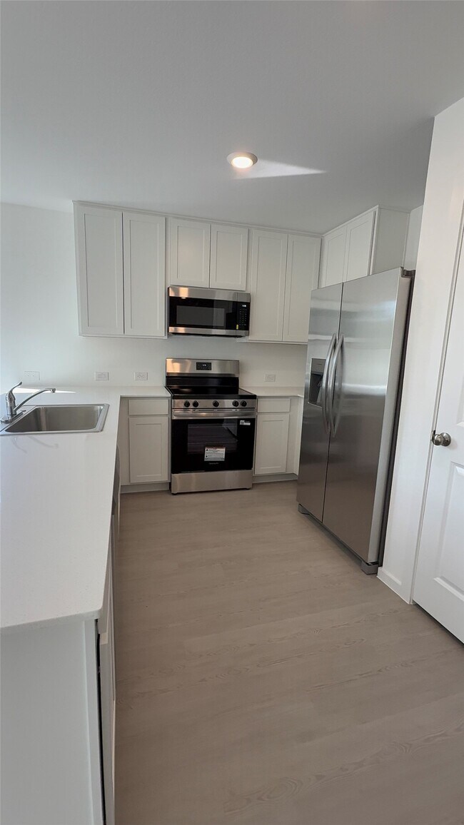 Building Photo - 327 Parkin Ct