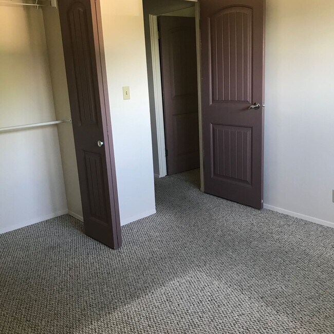 Building Photo - 3 Bed 1 Bath Unit in Red Deer, AB