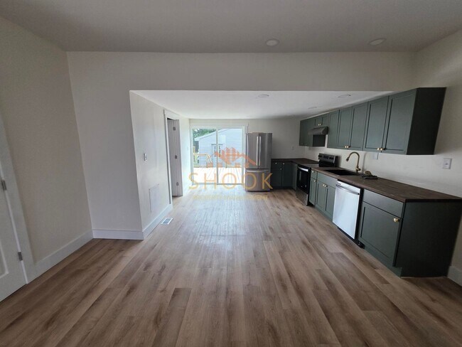 Foto del edificio - COMPLETELY RENOVATED 3 BR HOME