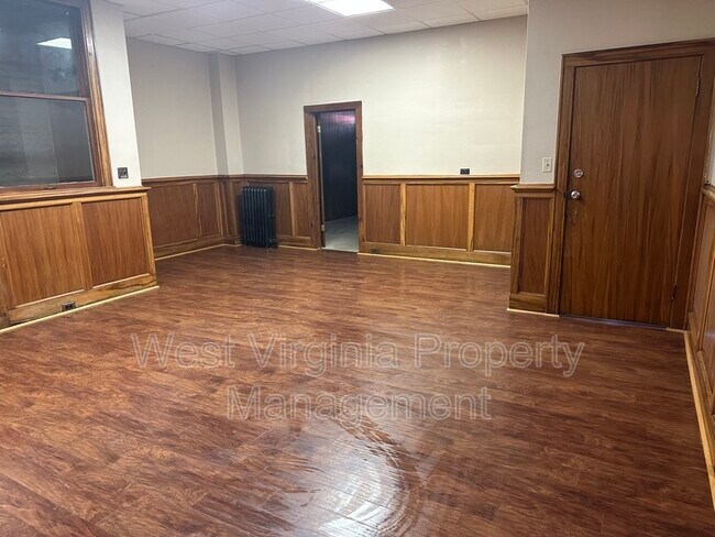 Building Photo - 221 Temple St