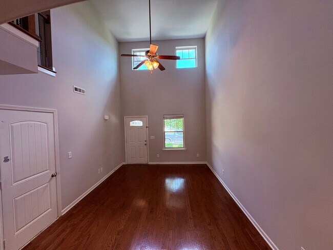Foto del edificio - Stunning Stratford Park Townhome