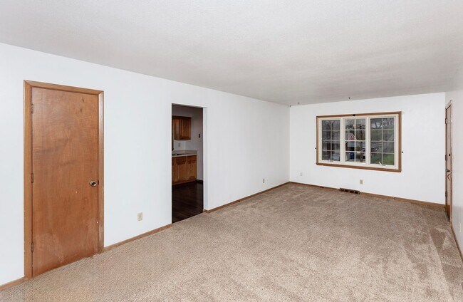 Building Photo - CHARMING! 2 Bedroom, 1 Bathroom Duplex in Des Moines!!