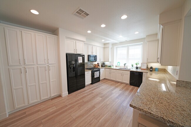 Building Photo - 28635 N Pietro Dr