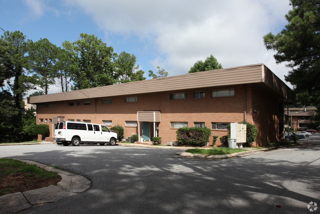 Primary Photo - Esquire Apartments