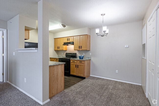 2BD, 2BA - 1076SF - Upgraded Flat - Dining Room - The Summit