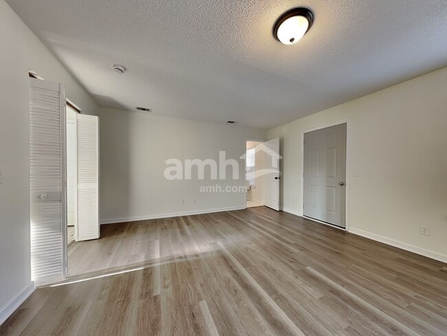 Building Photo - 300 Aspen Arbor