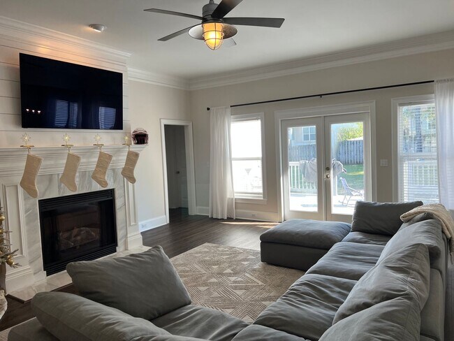 Foto del edificio - 2533 Carthage Lane-Gorgeous Furnished Home...