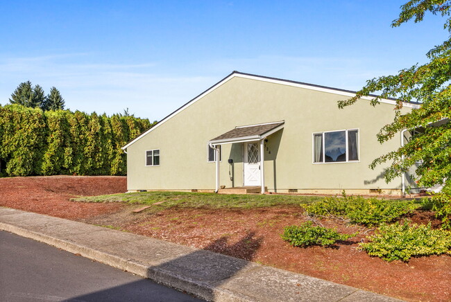 Building Photo - 524 NE Dallas Dr