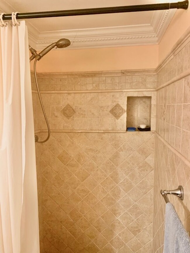 Building Photo - Beautifully remodeled 4 BR 3 BA home in a ...