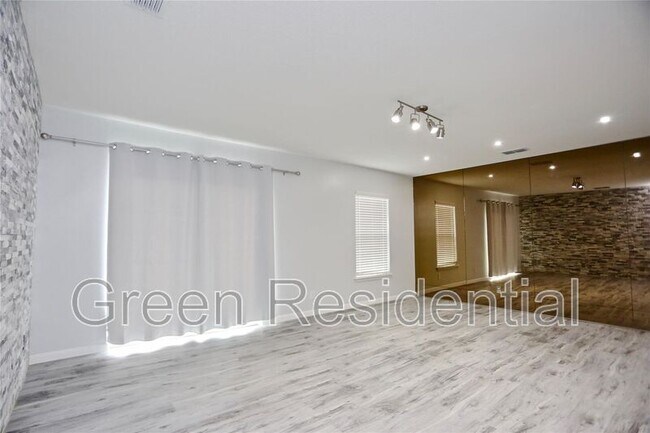 Foto del edificio - 2824 Briarhurst Dr