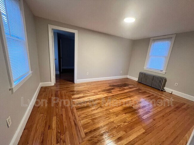 Foto del edificio - 1594 Lonsdale Ave