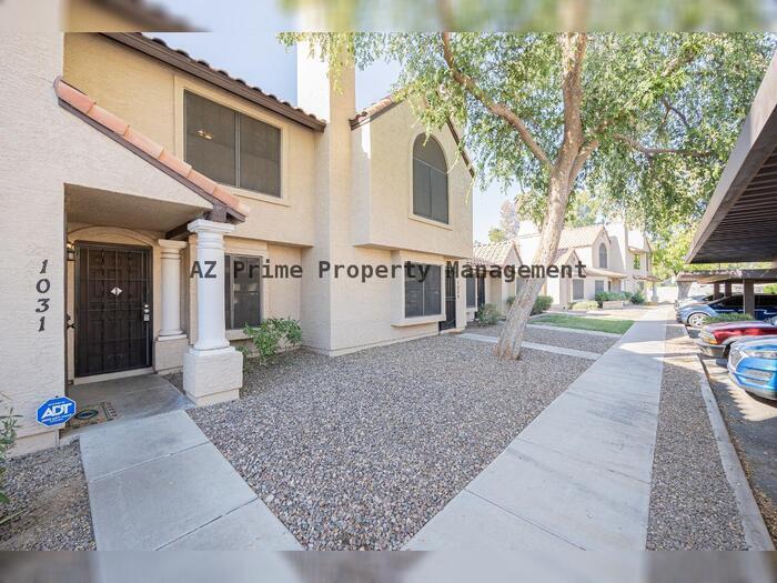 Foto principal - 921 W University Dr