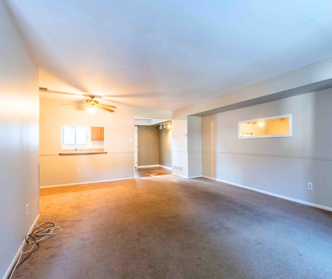 Building Photo - 3 Bedroom 2 Bathroom Townhome - Great Vall...