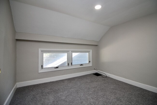 Building Photo - Three bedroom with 1 and a half bath tradi...