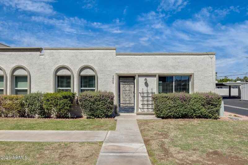 Foto principal - 5809 E Thomas Rd