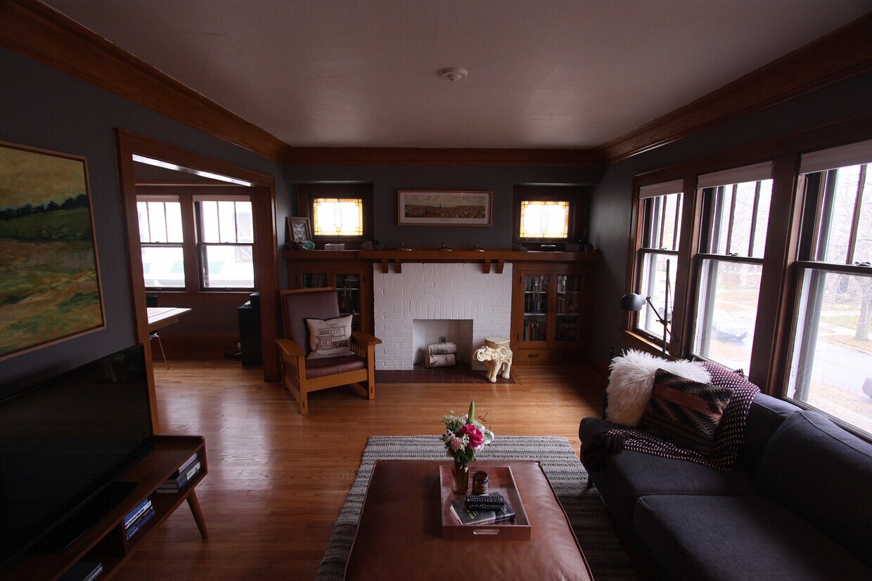 Primary Photo - 2018 E Marion St