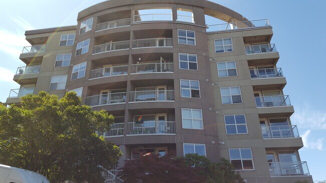 Building Photo - 530 Melrose Ave E