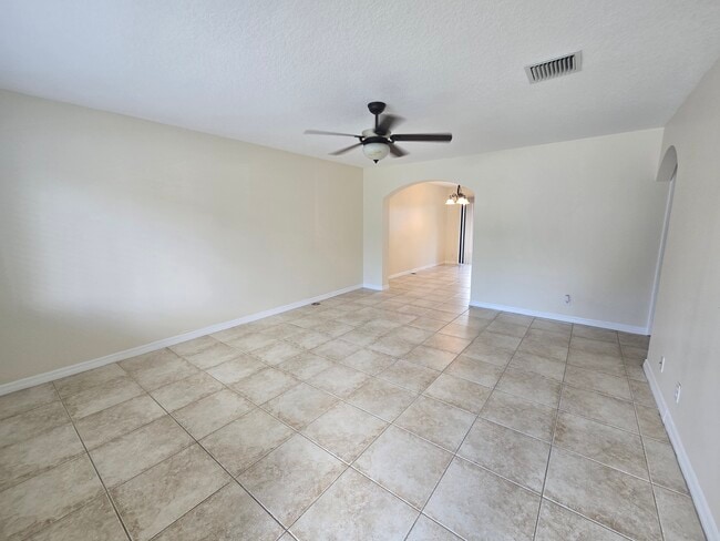 Building Photo - 703 Riverside Dr