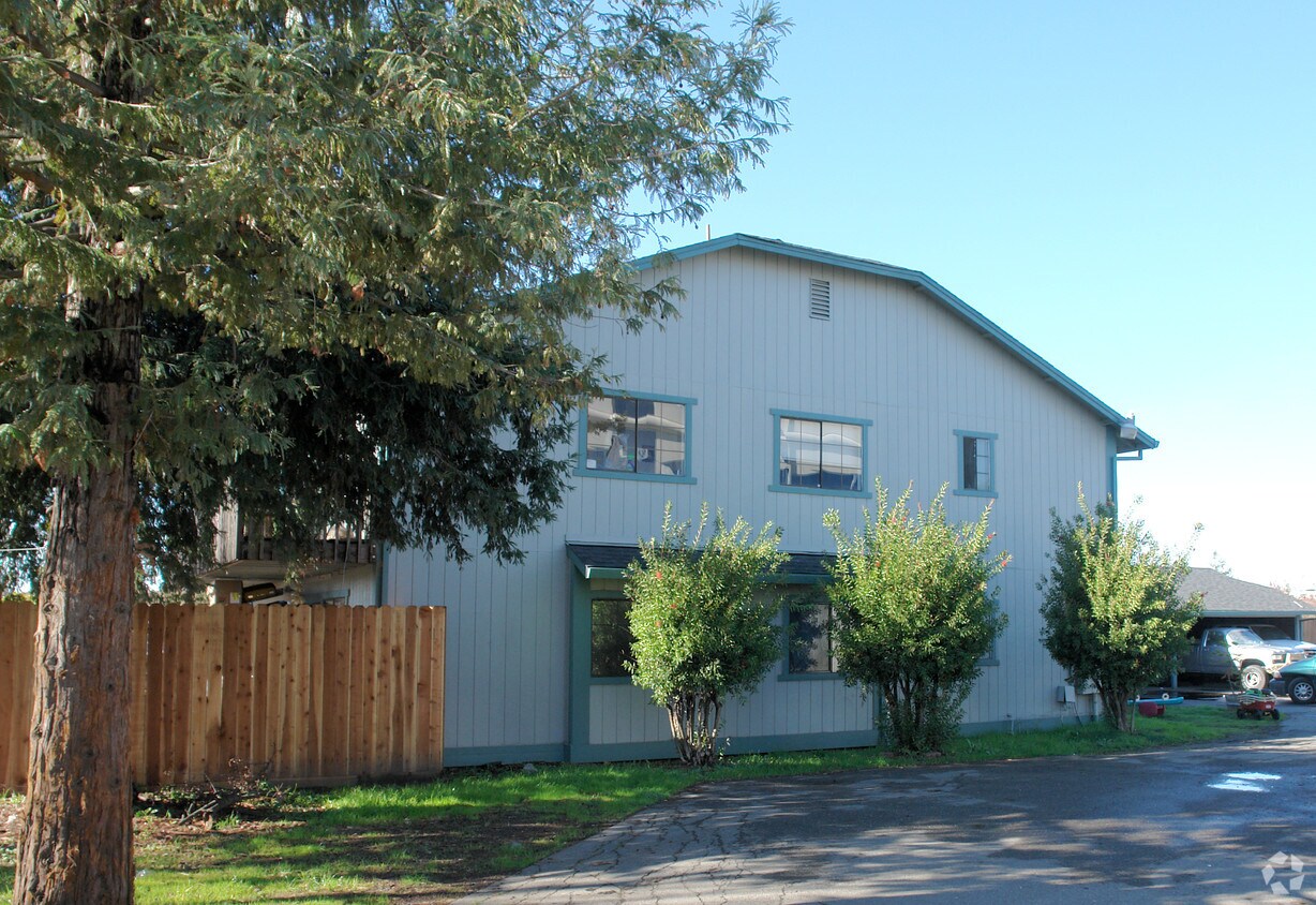 Building Photo - 633 Russell Ave