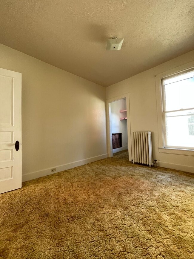 Building Photo - Five Bedroom Home in Central La Crosse