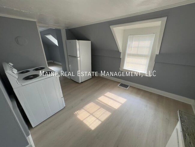 Building Photo - 225 Center St