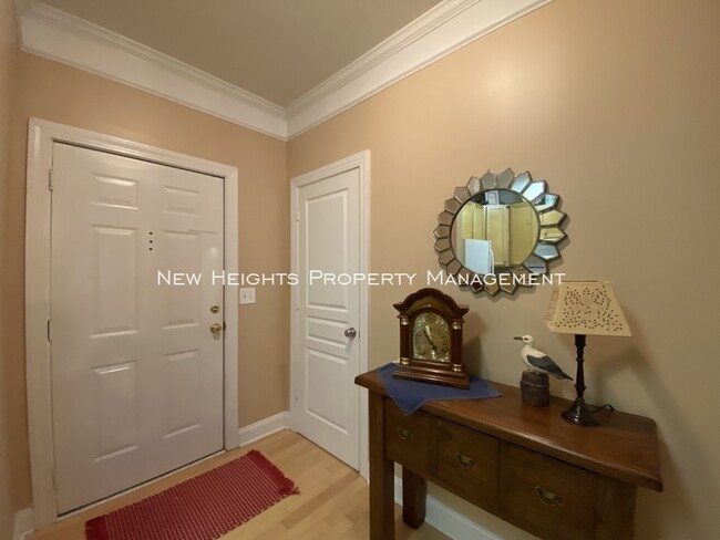 Foto del edificio - 1025 Riverland Woods Pl