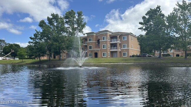 Building Photo - 610 Fairway Dr