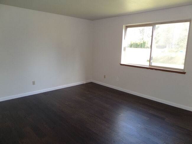 Building Photo - Cute 3-Bedroom Duplex With Large Yard and ...