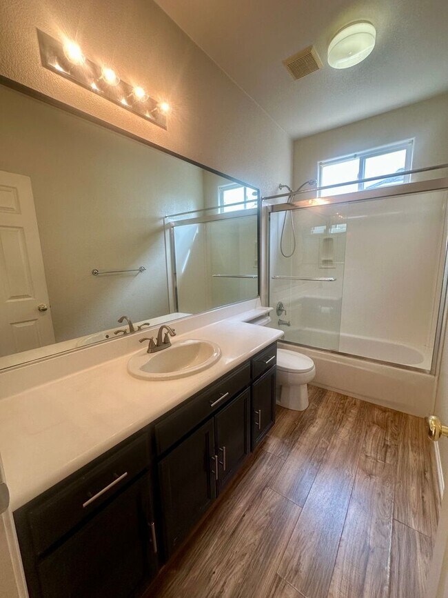 Building Photo - Luxurious 4 Bedroom 3 Bathroom!