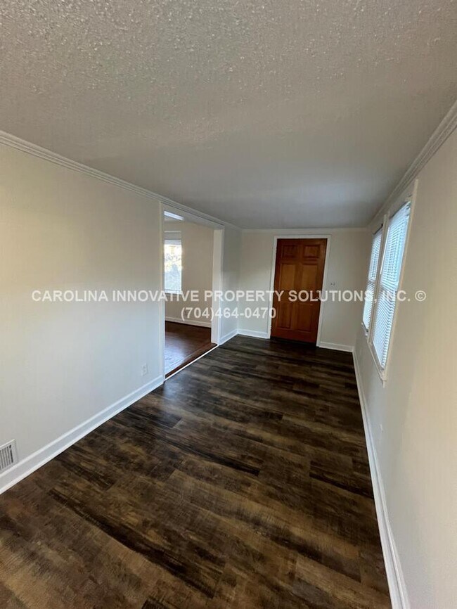Building Photo - 1815 Double Oaks Rd