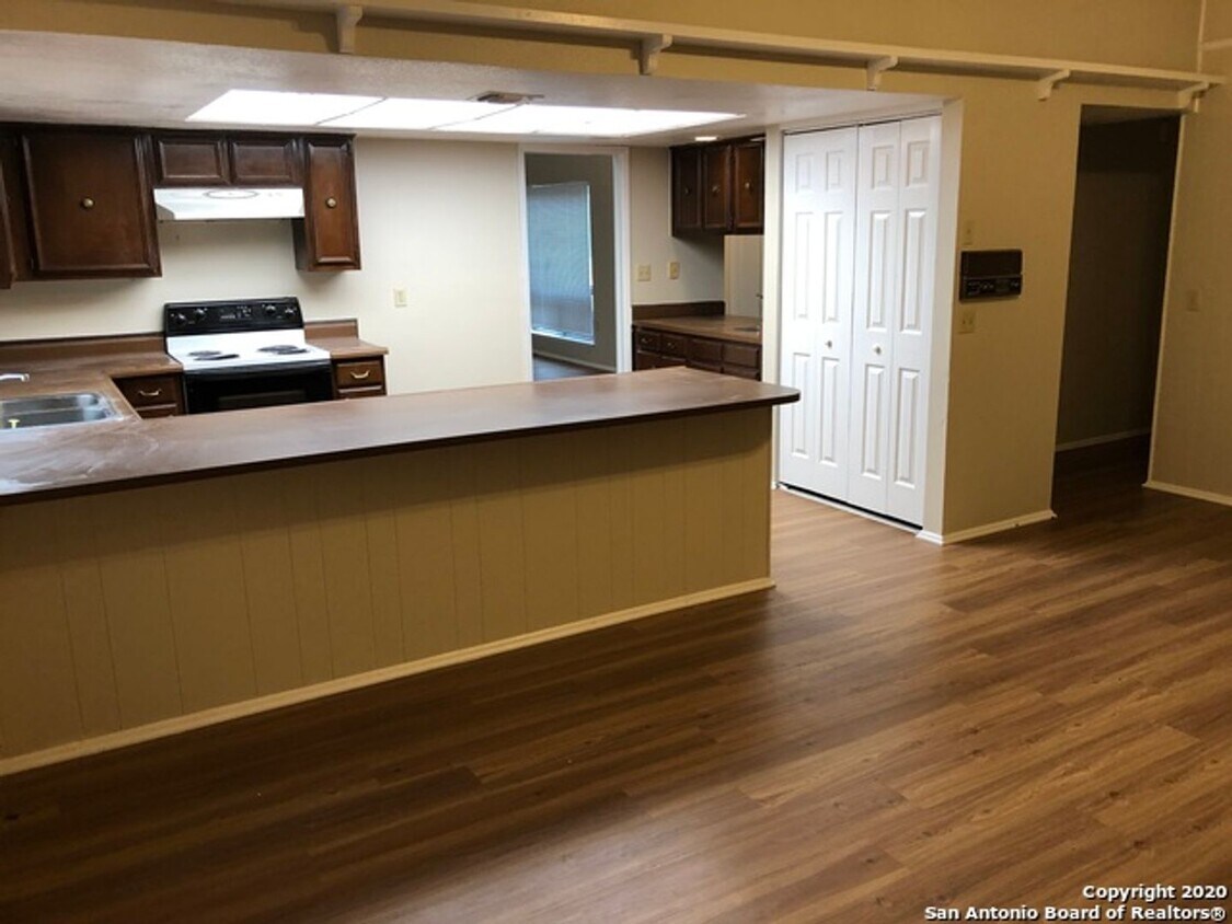 Foto del edificio - **Single-Story Home on Large Lot in Olympia subdivision**